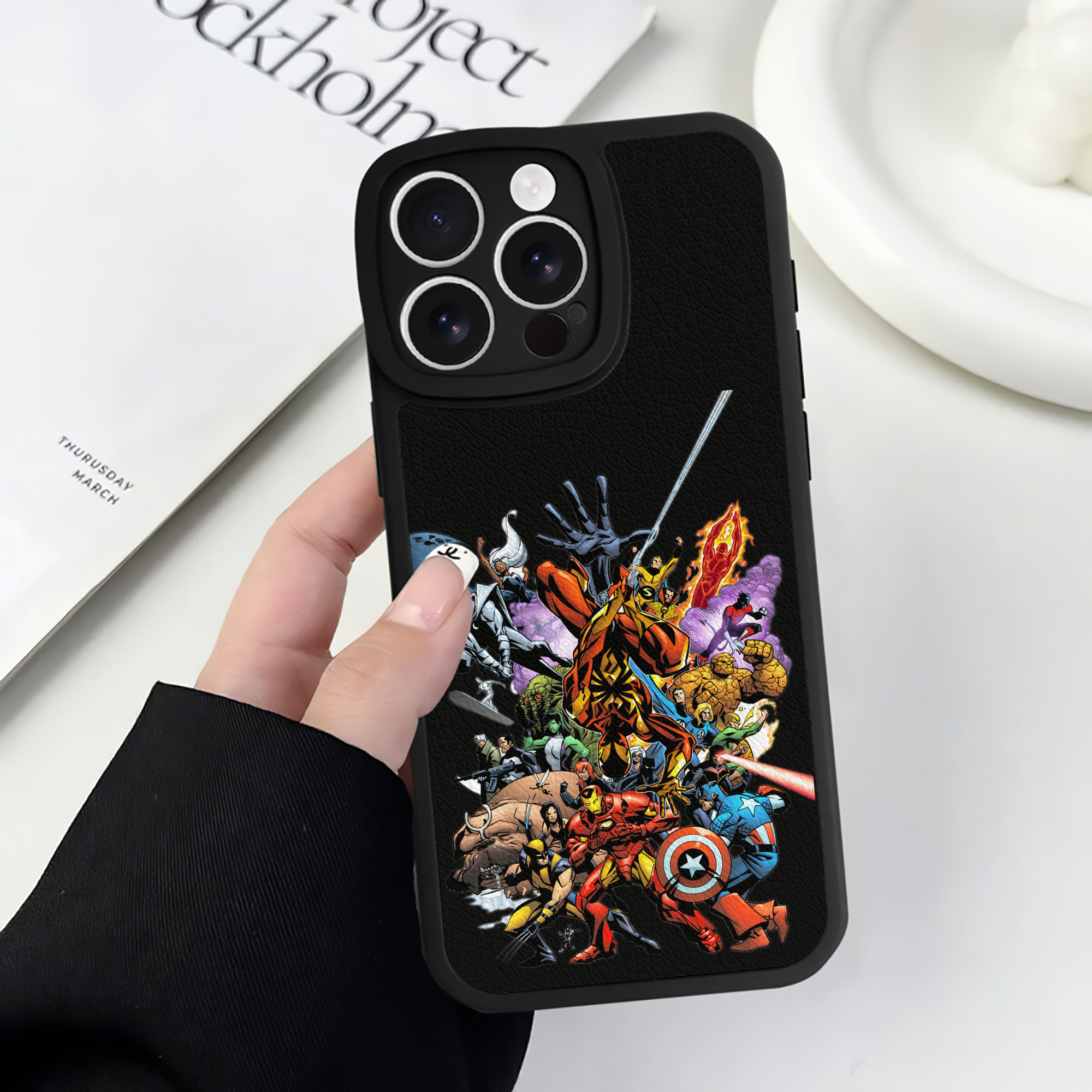 （画像用） アベンジャーズ The Avengers 【iPhone 16シリーズ対応】シリコンスマホケース（レザー調） 材質：シリコン
